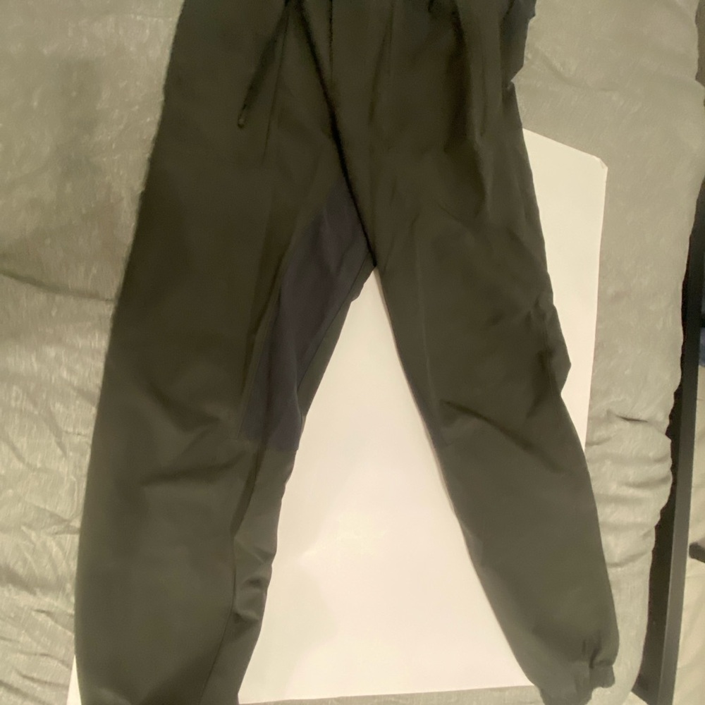 Men’s lululemon “license to train” Size M. Grey.